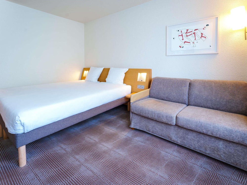 Habitación Estándar con 2 camas individuales y 1 sofá del hotel Novotel Mulhouse Bâle Fribourg