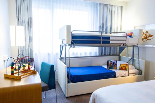 Habitación Estándar con 1 cama doble y 1 litera del hotel Novotel Mulhouse Bâle Fribourg. Foto 4