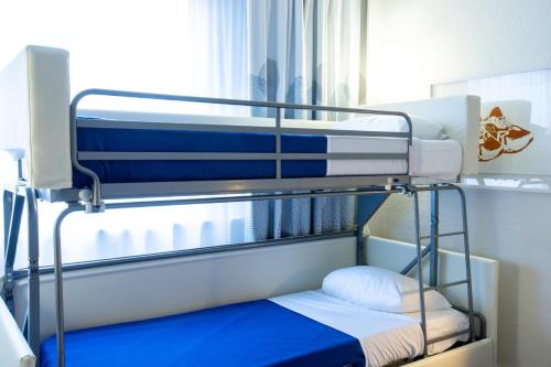 Habitación Estándar con 1 cama doble y 1 litera del hotel Novotel Mulhouse Bâle Fribourg. Foto 5