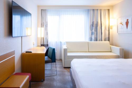 Habitación Estándar con 1 cama doble y 1 litera del hotel Novotel Mulhouse Bâle Fribourg. Foto 6