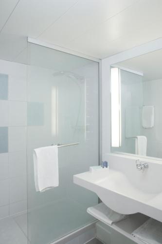Habitación Estándar con 1 cama doble y 1 litera del hotel Novotel Mulhouse Bâle Fribourg. Foto 7