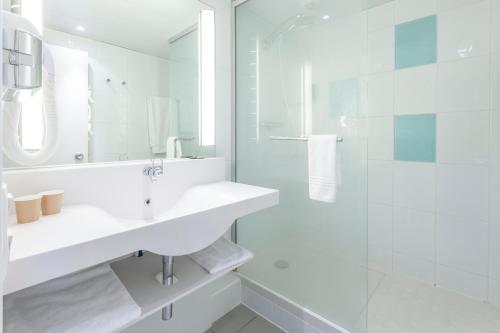 Habitación Estándar con 1 cama doble y 1 litera del hotel Novotel Mulhouse Bâle Fribourg. Foto 8