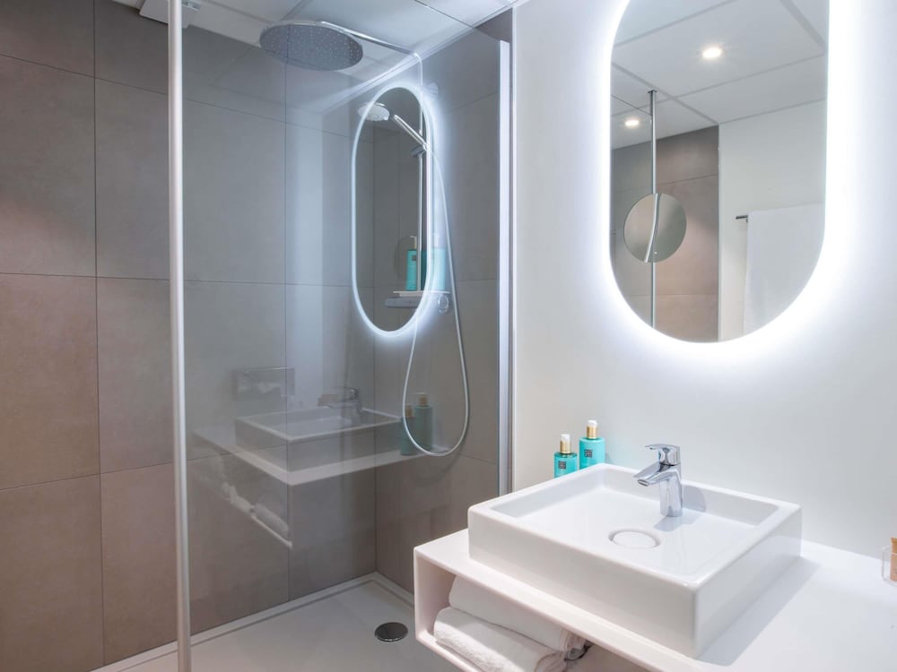 Habitación Ejecutiva con 1 cama doble del hotel Novotel Mulhouse Bâle Fribourg. Foto 9