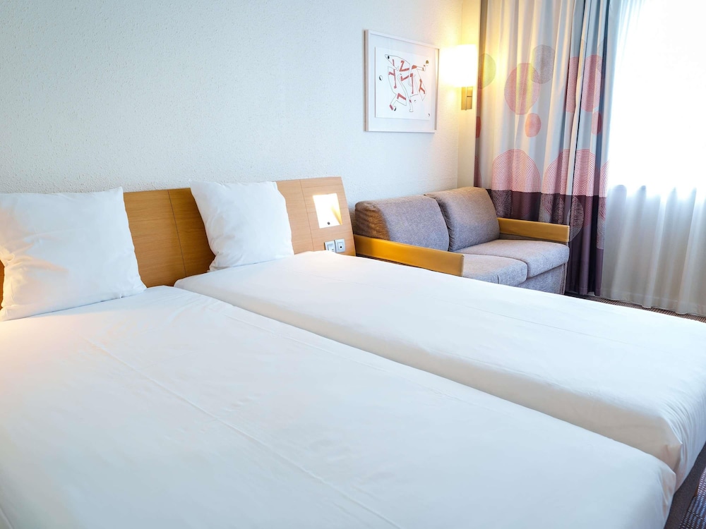 Habitación Estándar con 2 camas individuales y 1 sofá del hotel Novotel Mulhouse Bâle Fribourg. Foto 1