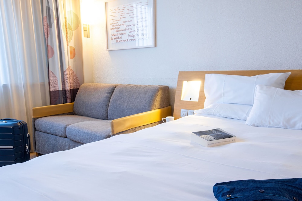 Habitación Estándar con 2 camas individuales y 1 sofá del hotel Novotel Mulhouse Bâle Fribourg. Foto 2