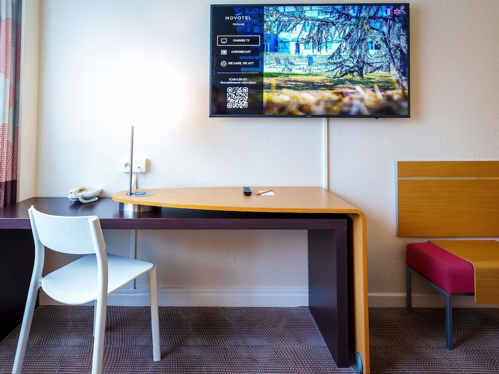 Habitación Estándar con 2 camas individuales y 1 sofá del hotel Novotel Mulhouse Bâle Fribourg. Foto 3