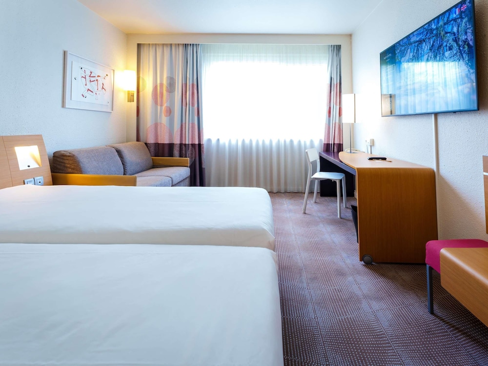 Habitación Estándar con 2 camas individuales y 1 sofá del hotel Novotel Mulhouse Bâle Fribourg. Foto 4