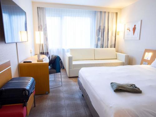 Habitación Estándar con 1 cama doble y 1 litera del hotel Novotel Mulhouse Bâle Fribourg. Foto 9