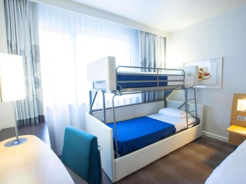 Habitación Estándar con 1 cama doble y 1 litera del hotel Novotel Mulhouse Bâle Fribourg. Foto 10