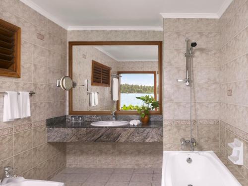 Sunset Water Villa - 50% off domestic transfers for stays of 7+ nights (book from 23 Mar, stay until 30 Sep) del hotel Villa Park Sun Island Resort. Foto 2