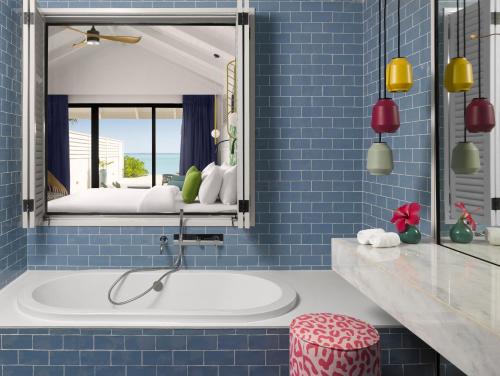 Two Bedroom Beach Pool Villa - 50% off domestic transfers for stays of 7+ nights (book from 23 Mar, stay until 30 Sep) del hotel Villa Park Sun Island Resort. Foto 4