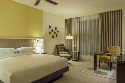 Habitación con cama extragrande. del hotel Hyatt Regency Cartagena. Foto 2
