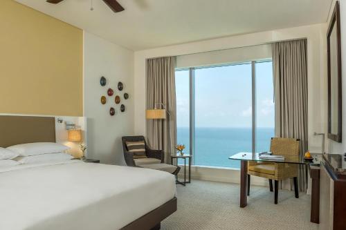 Habitación con cama extragrande y vistas al mar del hotel Hyatt Regency Cartagena. Foto 1