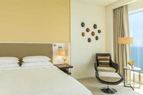 Habitación con cama extragrande y vistas al mar del hotel Hyatt Regency Cartagena. Foto 3