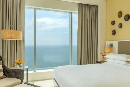Habitación con cama extragrande y vistas al mar del hotel Hyatt Regency Cartagena. Foto 4