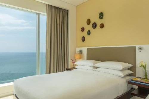 Habitación con cama extragrande y vistas al mar del hotel Hyatt Regency Cartagena. Foto 5