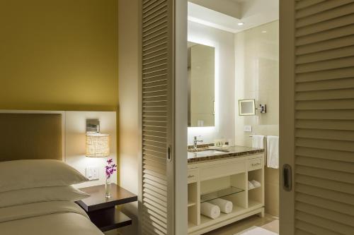 Habitación con cama extragrande y vistas al mar del hotel Hyatt Regency Cartagena. Foto 6