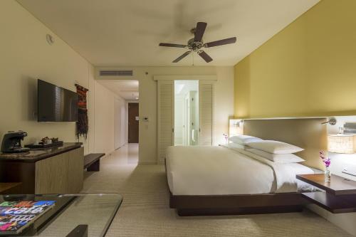 Habitación con vistas a la bahía y acceso al club - 1 cama extragrande del hotel Hyatt Regency Cartagena. Foto 1