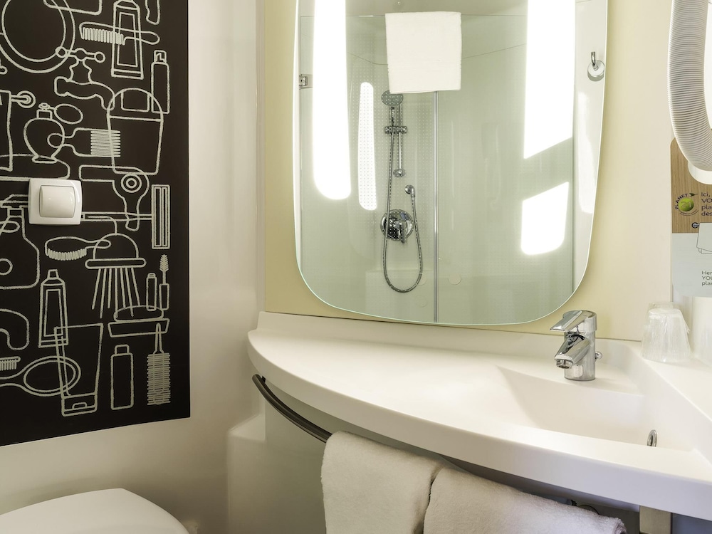 Habitación estándar con 2 camas individuales, 2 camas individuales del hotel Ibis Mulhouse Bale Aeroport. Foto 3