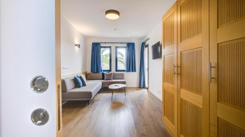 Apartamento de 1 dormitorio con vistas al jardín del hotel Aparthotel Playitas. Foto 3