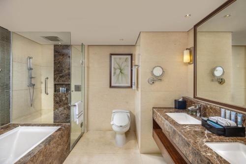 The Level Suite with Balcony del hotel Melia Hanoi. Foto 3