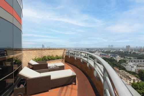 The Level Suite with Balcony del hotel Melia Hanoi. Foto 4
