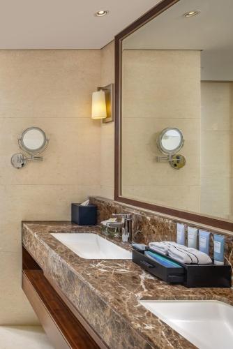 The Level Suite with Balcony del hotel Melia Hanoi. Foto 5