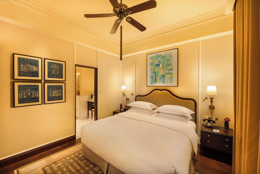 ALA HERITAGE, SUITE METROPOLE CON PRIVILEGIOS Y BENEFICIOS METROPOLE, CAMA KING del hotel Sofitel Legend Metropole Hanoi. Foto 1