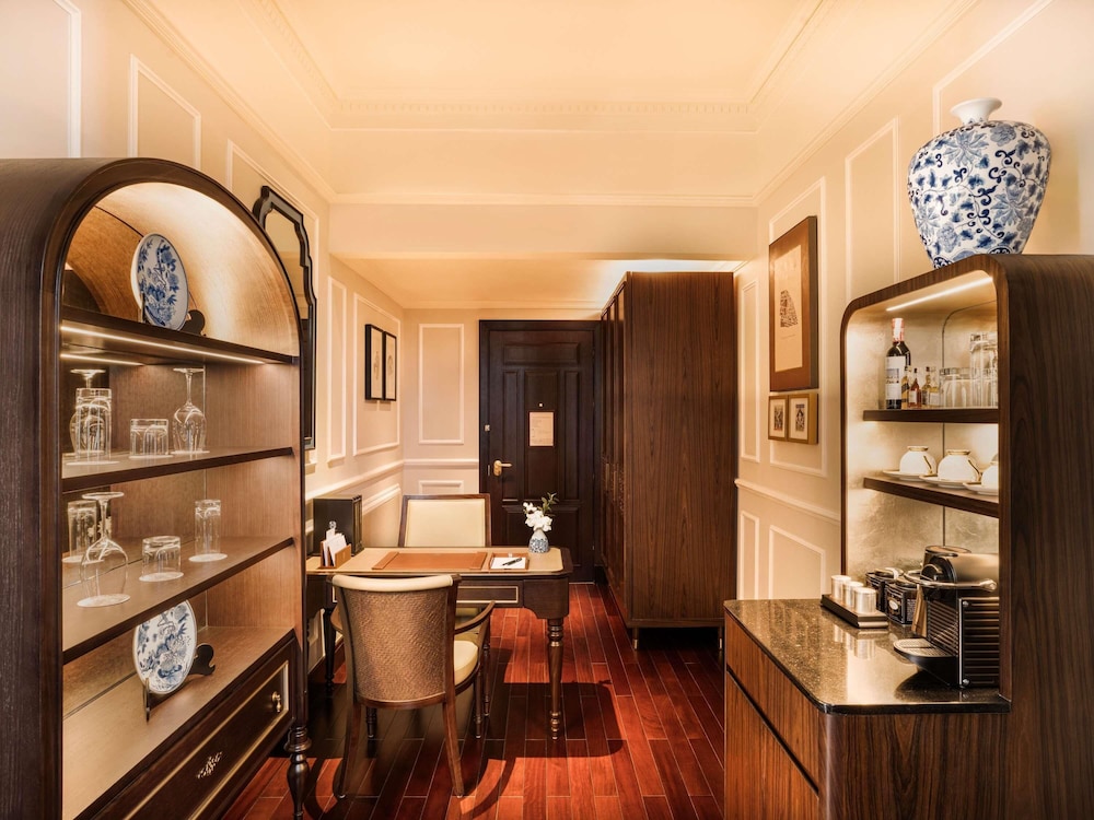 ALA HERITAGE, SUITE METROPOLE CON PRIVILEGIOS Y BENEFICIOS METROPOLE, CAMA KING del hotel Sofitel Legend Metropole Hanoi. Foto 2