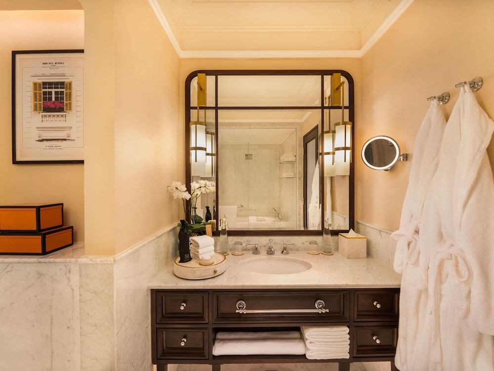 ALA HERITAGE, SUITE METROPOLE CON PRIVILEGIOS Y BENEFICIOS METROPOLE, CAMA KING del hotel Sofitel Legend Metropole Hanoi. Foto 4