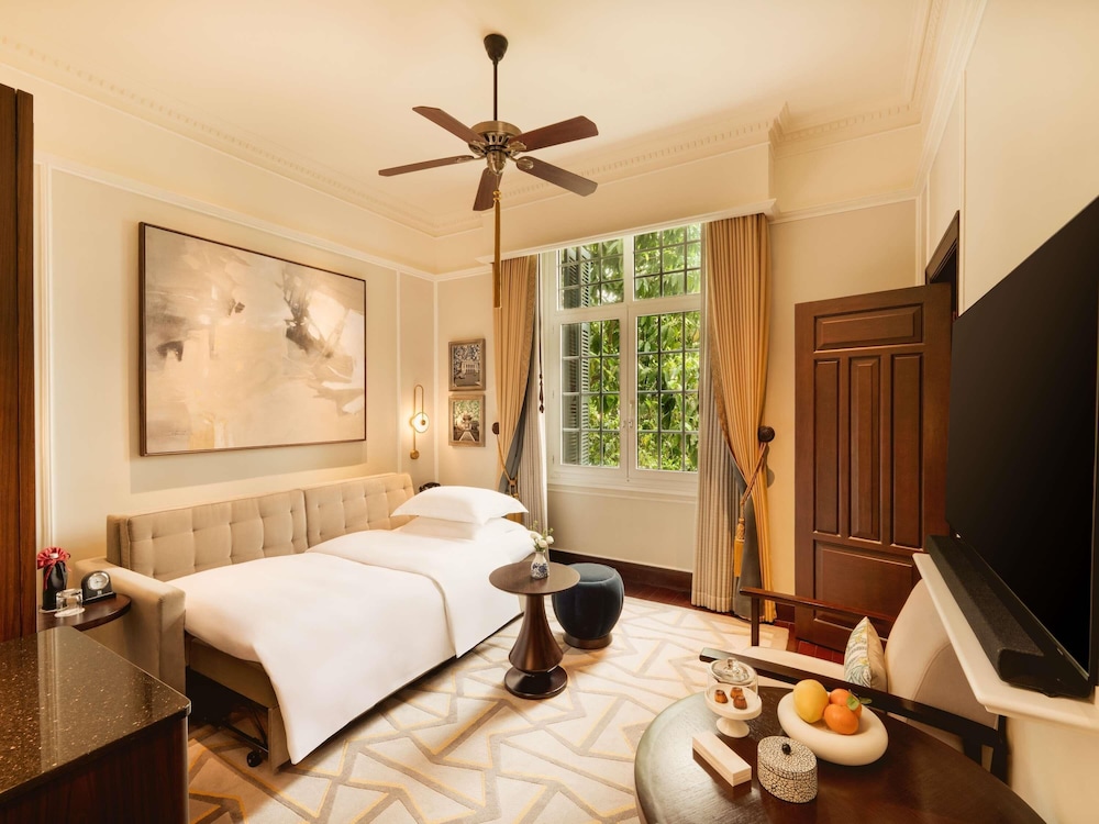 ALA HERITAGE, SUITE METROPOLE CON PRIVILEGIOS Y BENEFICIOS METROPOLE, CAMA KING del hotel Sofitel Legend Metropole Hanoi. Foto 5