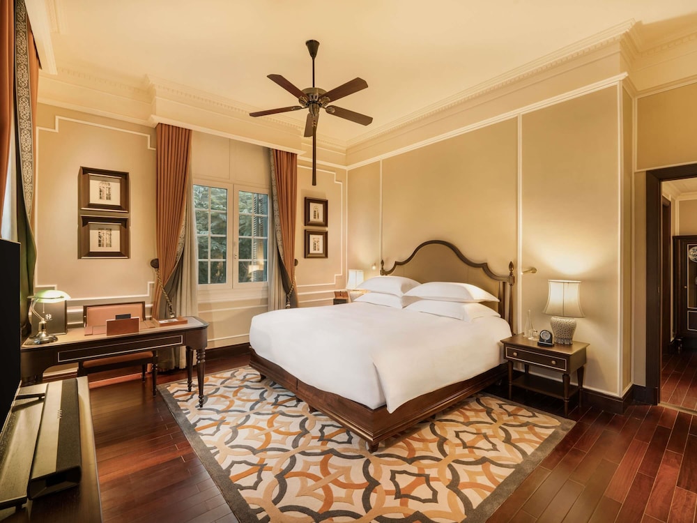 ALA HERITAGE, SUITE CHARLIE CHAPLIN CON PRIVILEGIOS Y BENEFICIOS METROPOLE, CAMA KING del hotel Sofitel Legend Metropole Hanoi