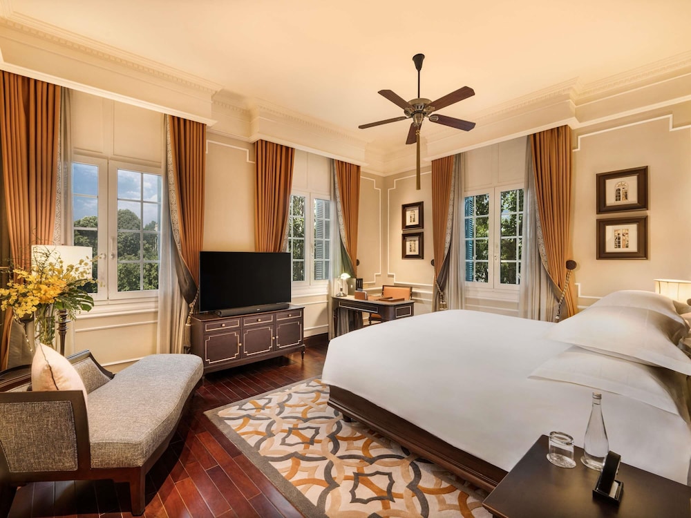 ALA HERITAGE, SUITE CHARLIE CHAPLIN CON PRIVILEGIOS Y BENEFICIOS METROPOLE, CAMA KING del hotel Sofitel Legend Metropole Hanoi. Foto 1