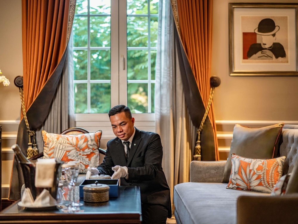 ALA HERITAGE, SUITE CHARLIE CHAPLIN CON PRIVILEGIOS Y BENEFICIOS METROPOLE, CAMA KING del hotel Sofitel Legend Metropole Hanoi. Foto 2
