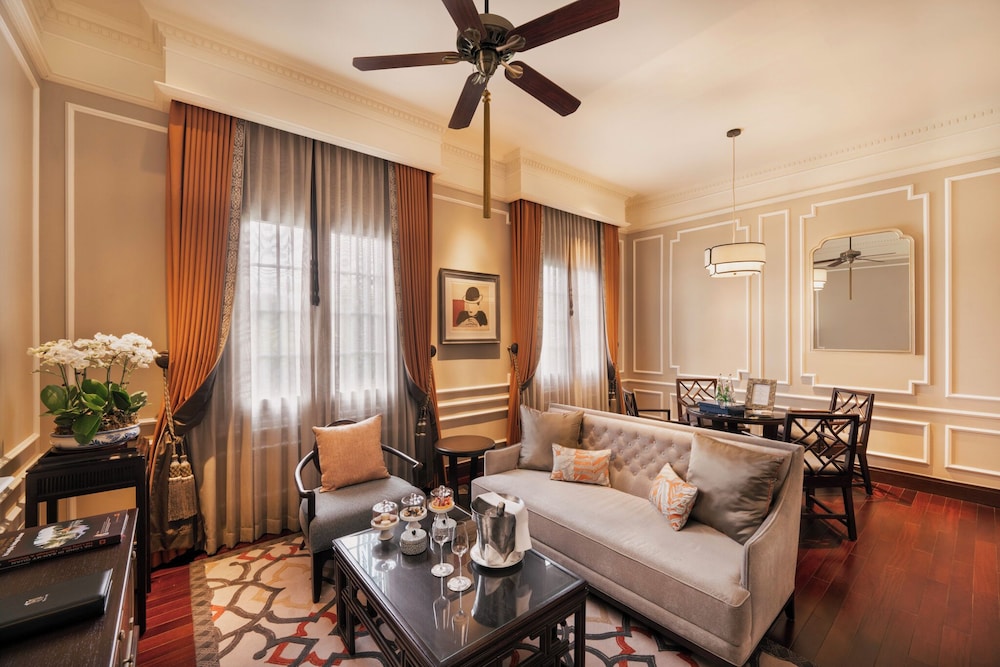 ALA HERITAGE, SUITE CHARLIE CHAPLIN CON PRIVILEGIOS Y BENEFICIOS METROPOLE, CAMA KING del hotel Sofitel Legend Metropole Hanoi. Foto 3