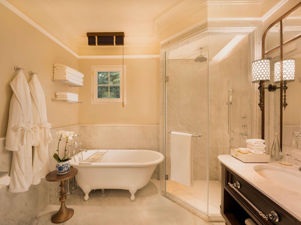 ALA HERITAGE, SUITE CHARLIE CHAPLIN CON PRIVILEGIOS Y BENEFICIOS METROPOLE, CAMA KING del hotel Sofitel Legend Metropole Hanoi. Foto 4