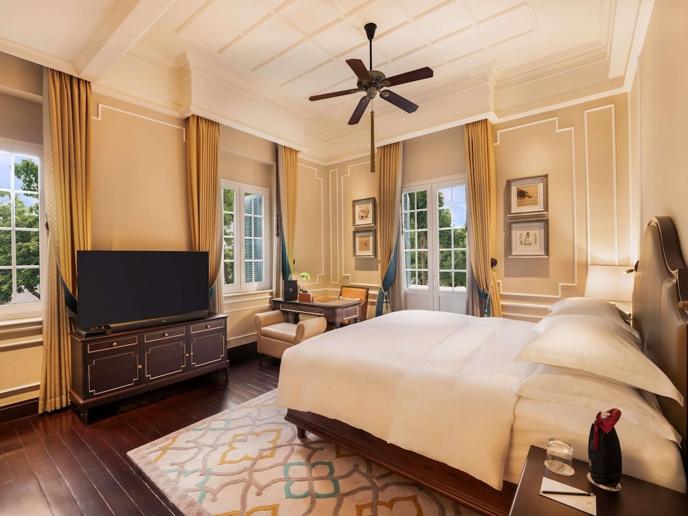 ALA HERITAGE, SUITE GRAHAM GREENE CON PRIVILEGIOS Y BENEFICIOS METROPOLE, CAMA KING del hotel Sofitel Legend Metropole Hanoi