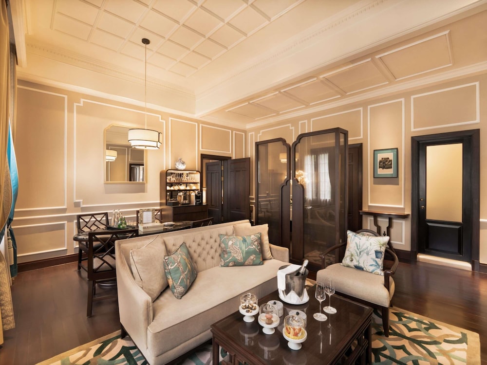 ALA HERITAGE, SUITE GRAHAM GREENE CON PRIVILEGIOS Y BENEFICIOS METROPOLE, CAMA KING del hotel Sofitel Legend Metropole Hanoi. Foto 1