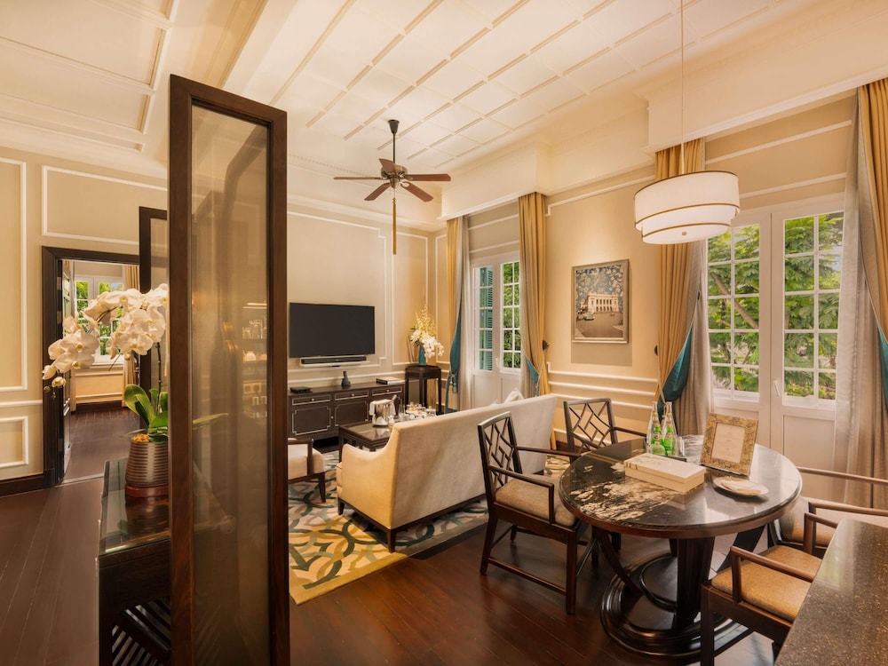 ALA HERITAGE, SUITE GRAHAM GREENE CON PRIVILEGIOS Y BENEFICIOS METROPOLE, CAMA KING del hotel Sofitel Legend Metropole Hanoi. Foto 2