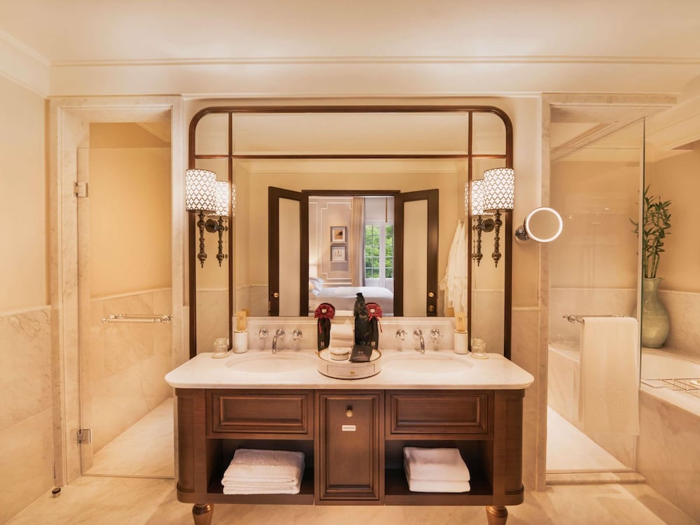 ALA HERITAGE, SUITE GRAHAM GREENE CON PRIVILEGIOS Y BENEFICIOS METROPOLE, CAMA KING del hotel Sofitel Legend Metropole Hanoi. Foto 3