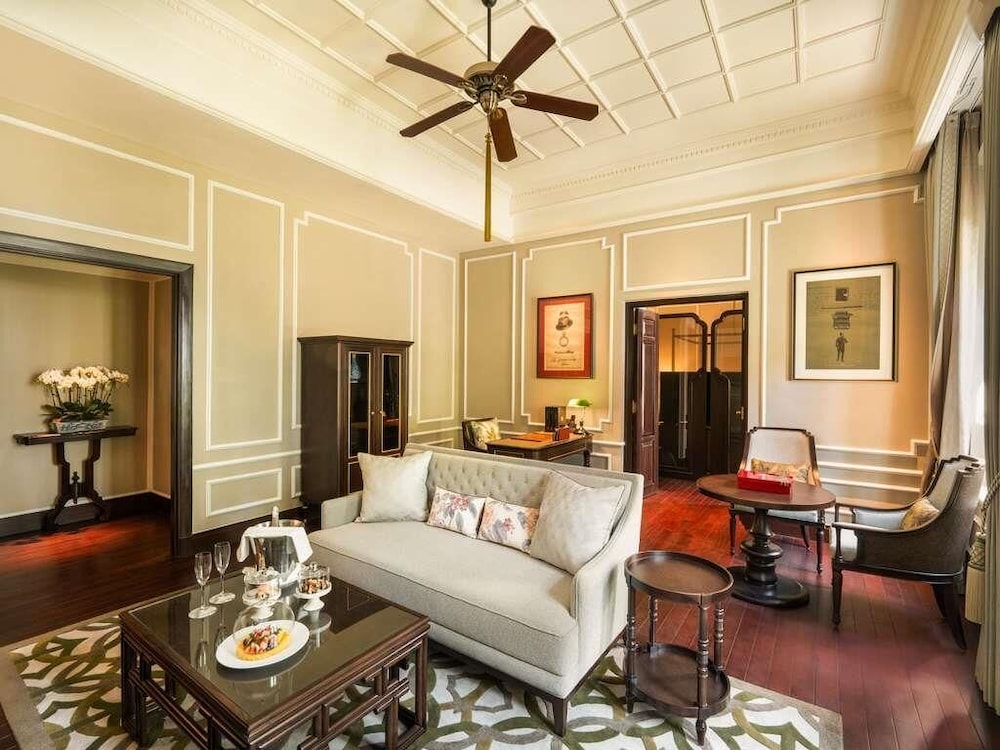 ALA HERITAGE, SUITE SOMERSET MAUGHAM CON PRIVILEGIOS Y BENEFICIOS METROPOLE, CAMA KING del hotel Sofitel Legend Metropole Hanoi. Foto 1