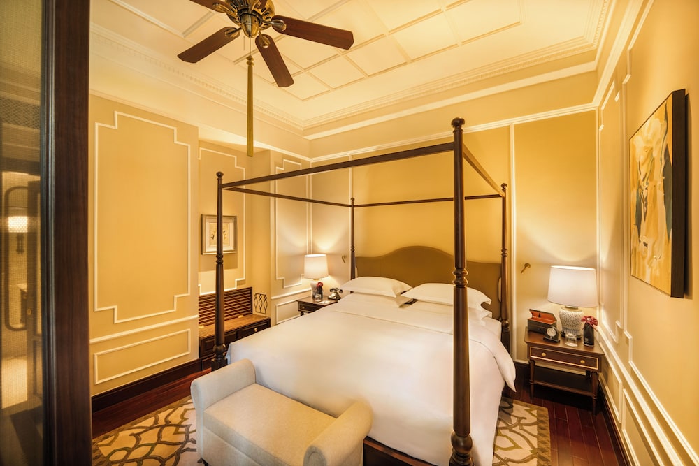 ALA HERITAGE, SUITE SOMERSET MAUGHAM CON PRIVILEGIOS Y BENEFICIOS METROPOLE, CAMA KING del hotel Sofitel Legend Metropole Hanoi. Foto 2