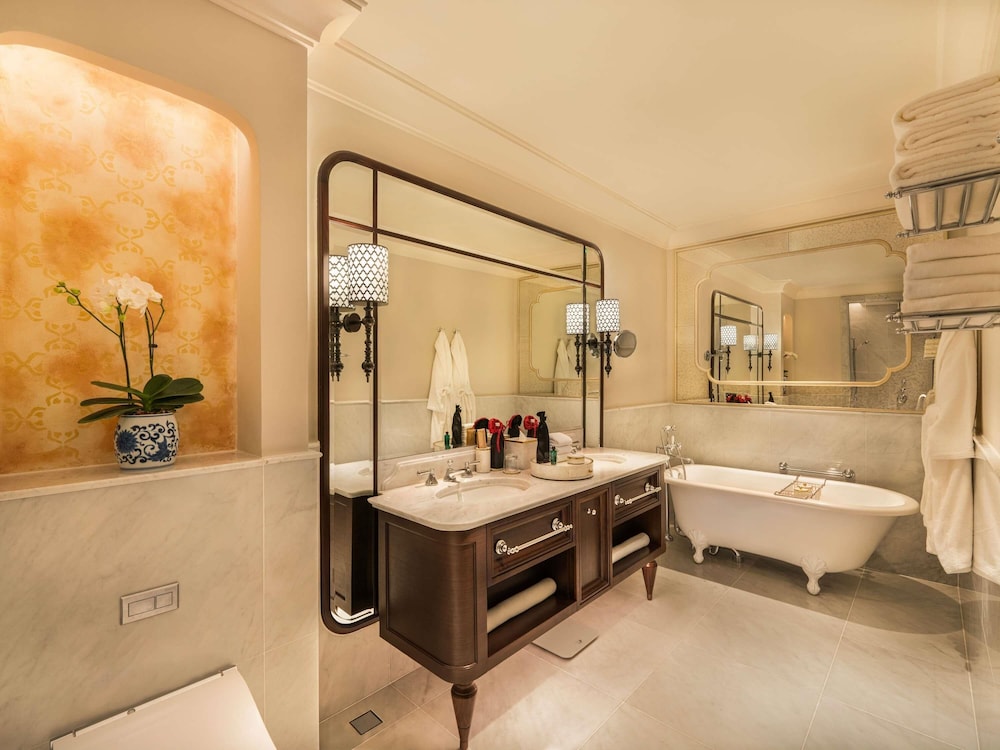 ALA HERITAGE, SUITE SOMERSET MAUGHAM CON PRIVILEGIOS Y BENEFICIOS METROPOLE, CAMA KING del hotel Sofitel Legend Metropole Hanoi. Foto 4
