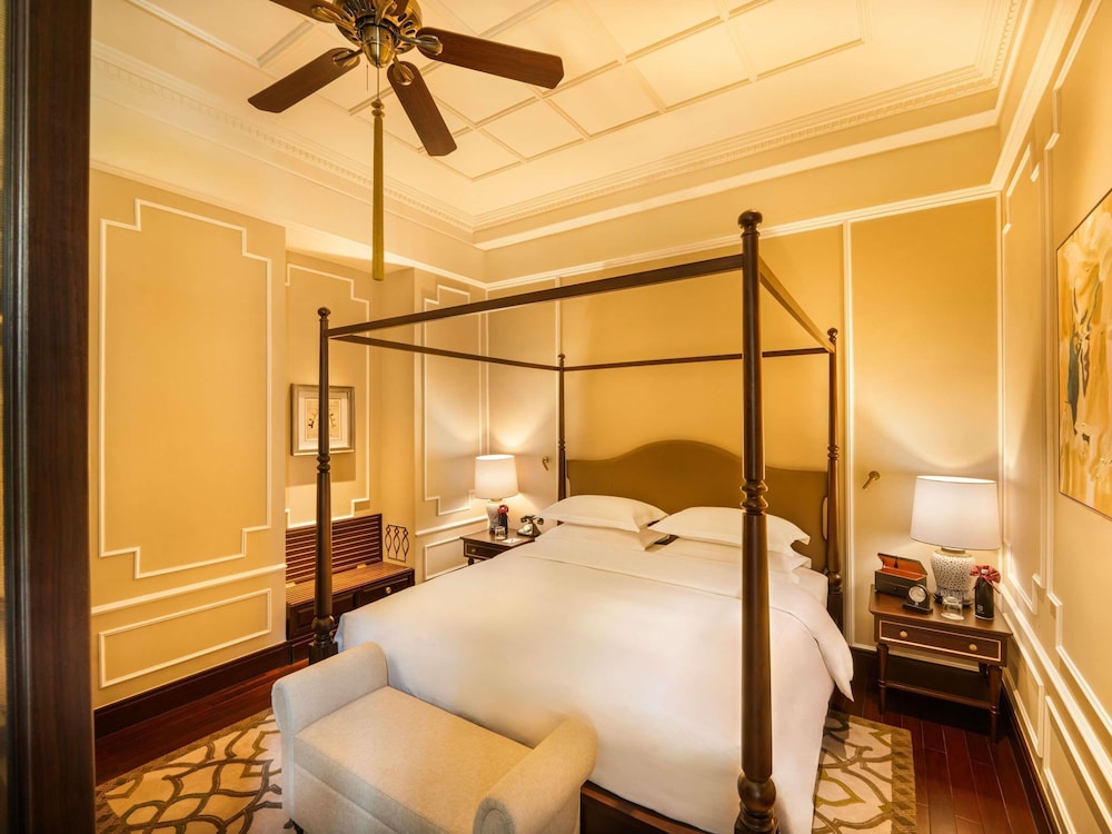 ALA HERITAGE, SUITE SOMERSET MAUGHAM CON PRIVILEGIOS Y BENEFICIOS METROPOLE, CAMA KING del hotel Sofitel Legend Metropole Hanoi. Foto 5