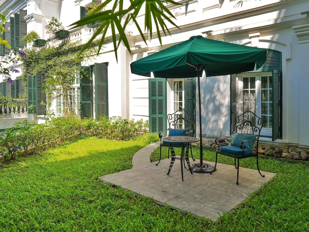 ALA HERITAGE, SUITE SOMERSET MAUGHAM CON PRIVILEGIOS Y BENEFICIOS METROPOLE, CAMA KING del hotel Sofitel Legend Metropole Hanoi. Foto 6