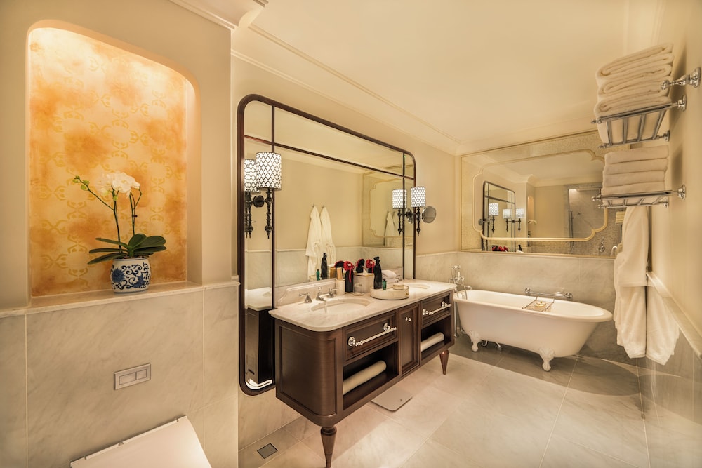 ALA HERITAGE, SUITE SOMERSET MAUGHAM CON PRIVILEGIOS Y BENEFICIOS METROPOLE, CAMA KING del hotel Sofitel Legend Metropole Hanoi. Foto 8