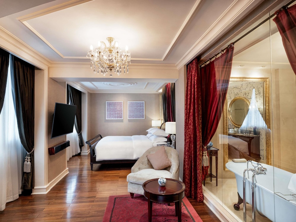 ALA OPERA, SUITE GRAND PRESTIGE CON BENEFICIOS DE CLUB LOUNGE, CAMA KING del hotel Sofitel Legend Metropole Hanoi