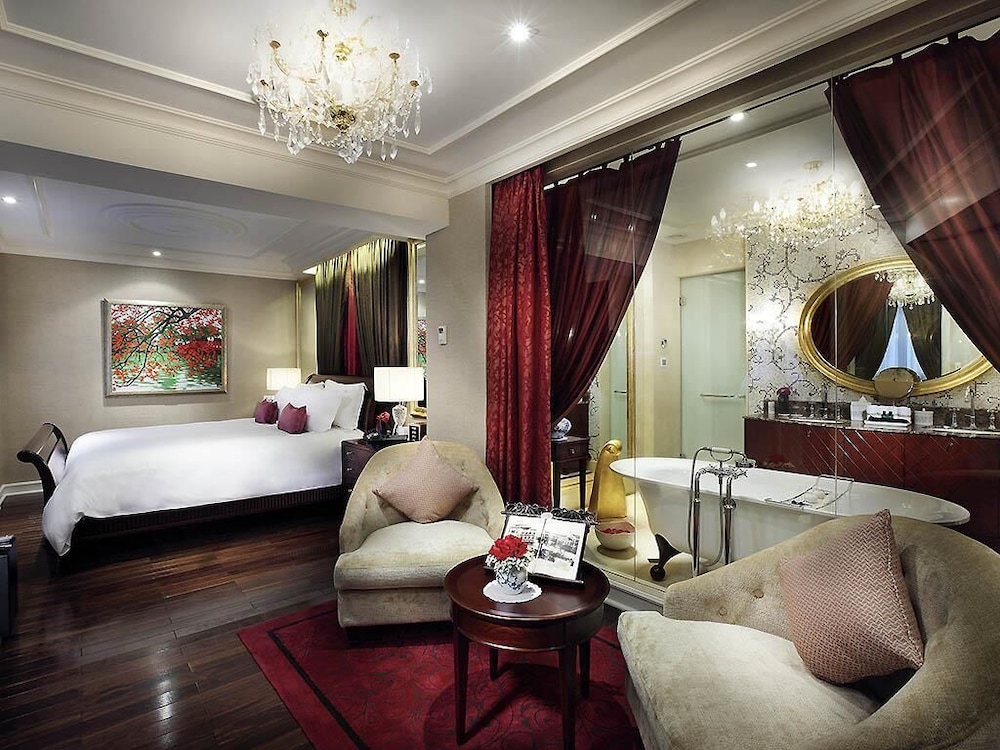 ALA OPERA, SUITE GRAND PRESTIGE CON BENEFICIOS DE CLUB LOUNGE, CAMA KING del hotel Sofitel Legend Metropole Hanoi. Foto 2