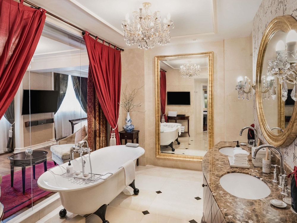 ALA OPERA, SUITE GRAND PRESTIGE CON BENEFICIOS DE CLUB LOUNGE, CAMA KING del hotel Sofitel Legend Metropole Hanoi. Foto 3