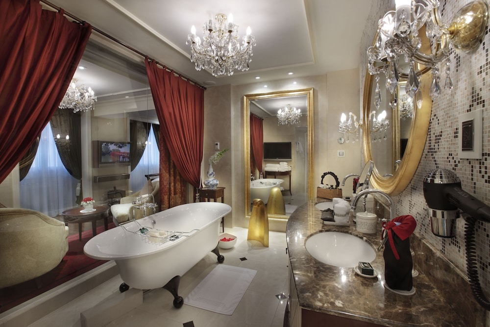 ALA OPERA, SUITE GRAND PRESTIGE CON BENEFICIOS DE CLUB LOUNGE, CAMA KING del hotel Sofitel Legend Metropole Hanoi. Foto 8